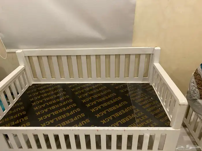 خمس كراسي حديد وخمس كراسي خشب تفصيل 1