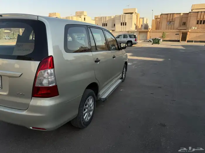 سيارة انوفا للبيع 2