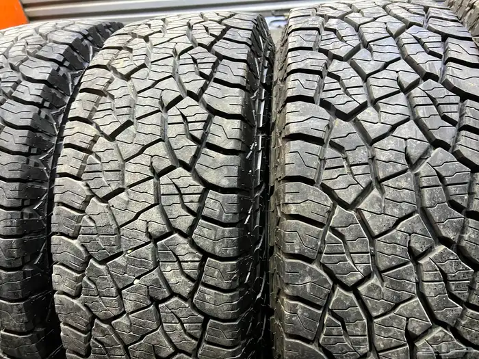 كفرات كومهو ربع حجري مقاس 285 70 17 30