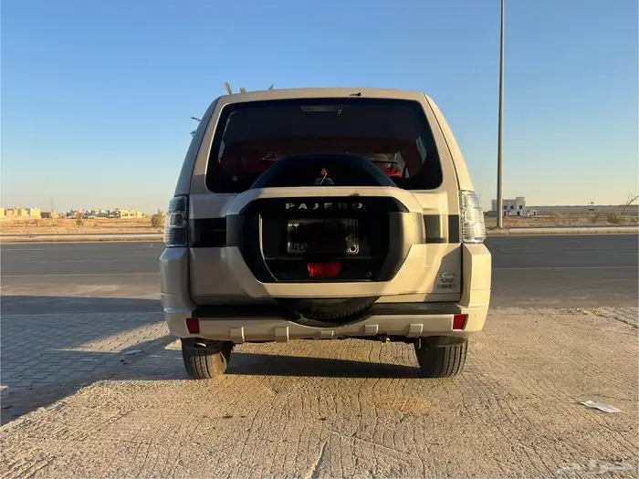 مستوبيشي باجيرو GLS 9