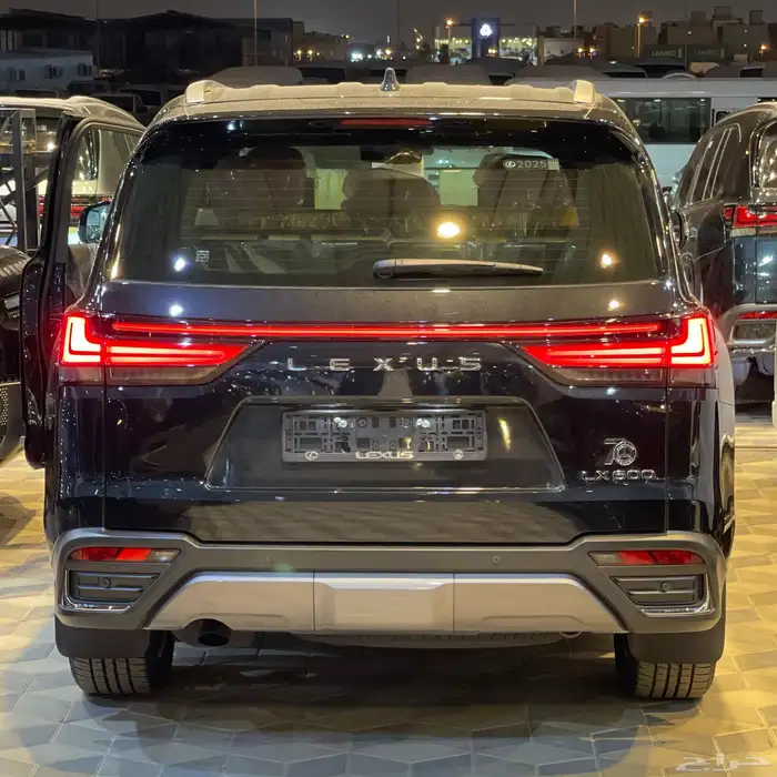 لكزس LX بي بي الساير 2025 متوفر ابيض ورمادي واسود 8
