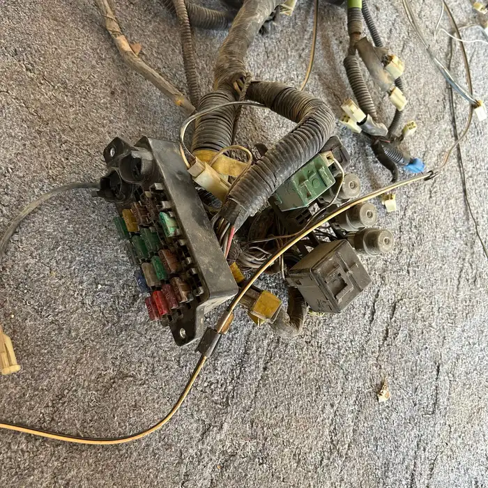 قطع صالون 83 قير صالون83 ضفيره صالون83 عمود دركسون صالون 83 3