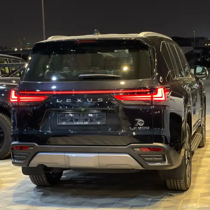 لكزس LX بي بي الساير 2025 متوفر ابيض ورمادي واسود 5
