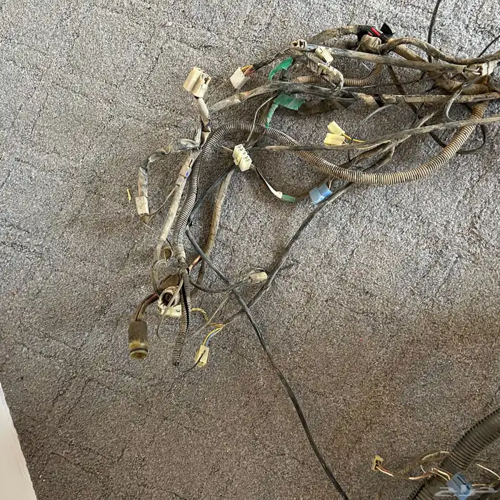 قطع صالون 83 قير صالون83 ضفيره صالون83 عمود دركسون صالون 83 2