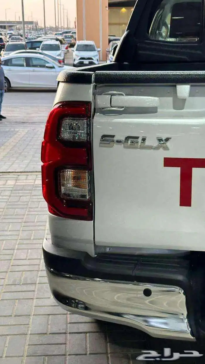 تويوتا هايلكس غمارتين S-GLX 4X4 بنزين جير عادي 2025 4