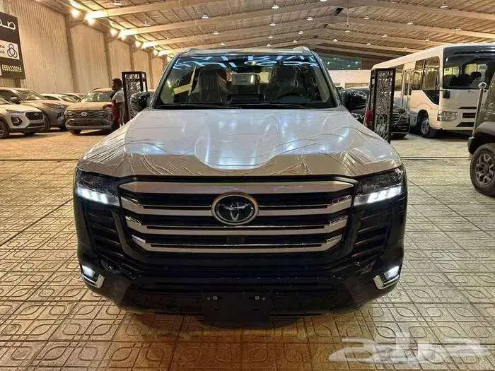 تويوتا لاندكروزر GXR-L4-بنزين 2025 كاش وتقسيط 6