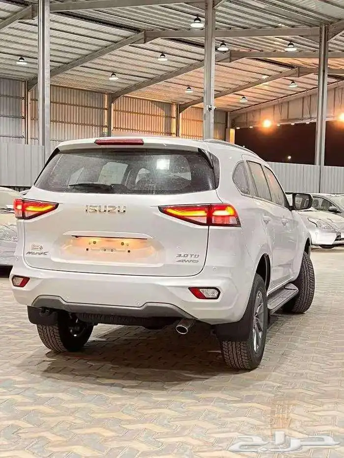 ايسوزو MUX 2025 قير اوتماتيك ديزل 8