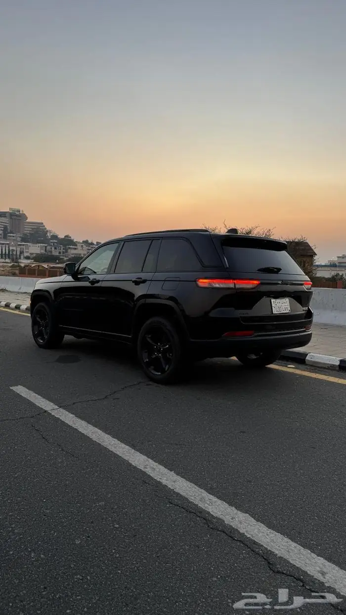 جيب جراند شيروكي ليميتد بلاك اديشن 5