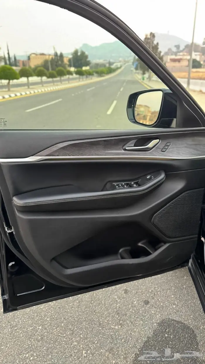 جيب جراند شيروكي ليميتد بلاك اديشن 12