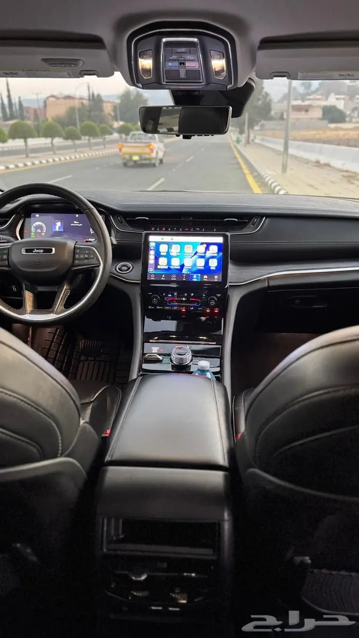 جيب جراند شيروكي ليميتد بلاك اديشن 9