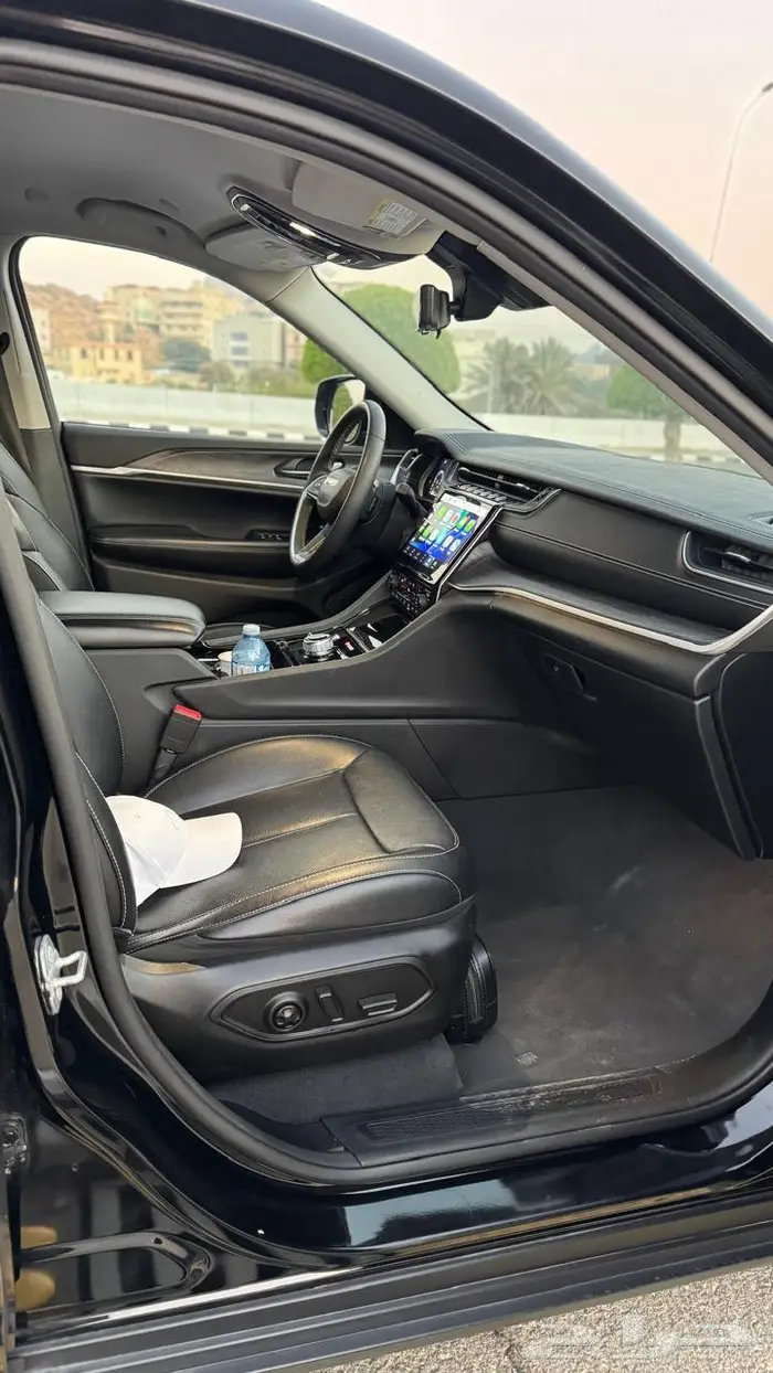 جيب جراند شيروكي ليميتد بلاك اديشن 6