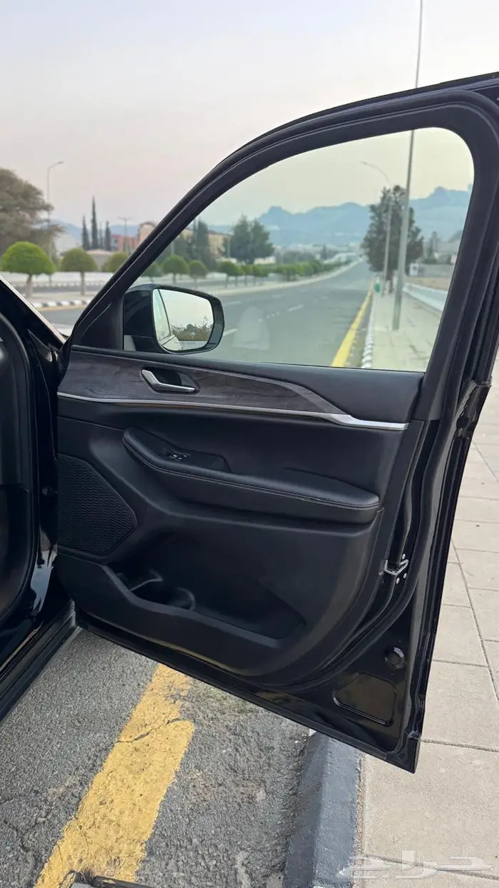 جيب جراند شيروكي ليميتد بلاك اديشن 10