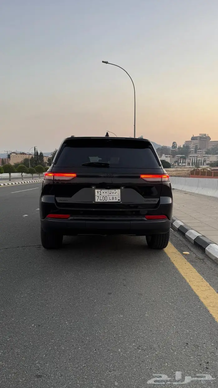 جيب جراند شيروكي ليميتد بلاك اديشن 8