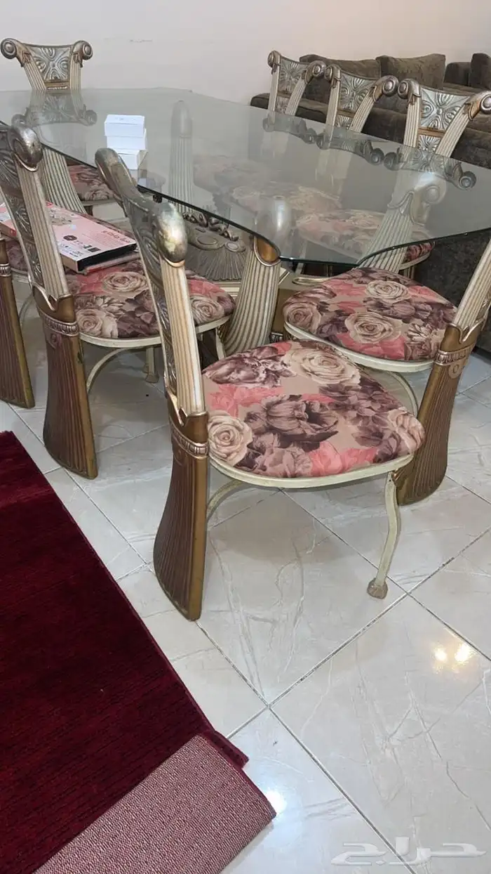 طاولة طعام قزاز للبيع معها ثمانية كراسي وشكلها شرح ومرتب 0