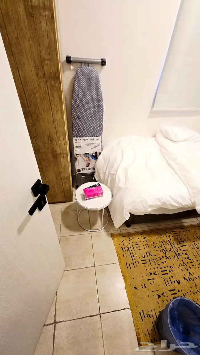 غرفه صغيره مع سطح مفروشه 3