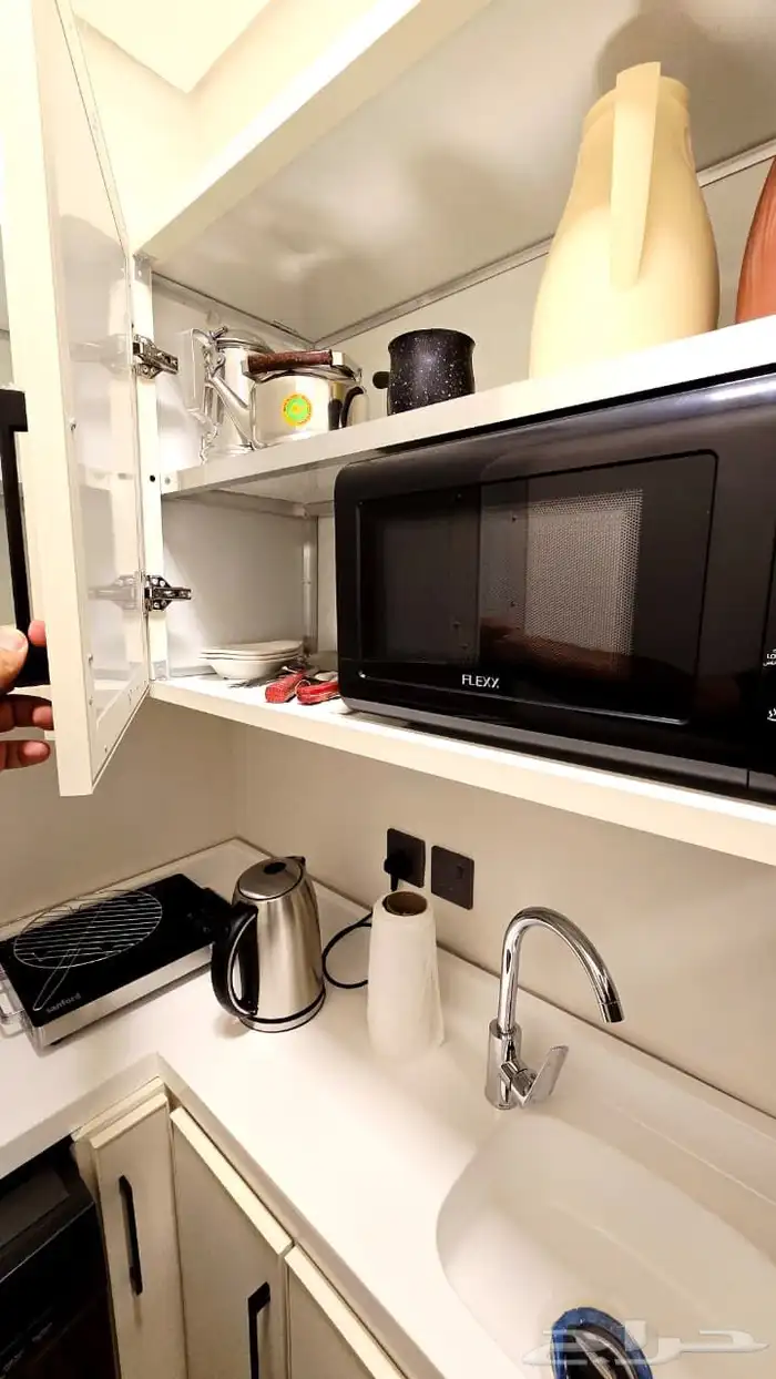 غرفه صغيره مع سطح مفروشه 2