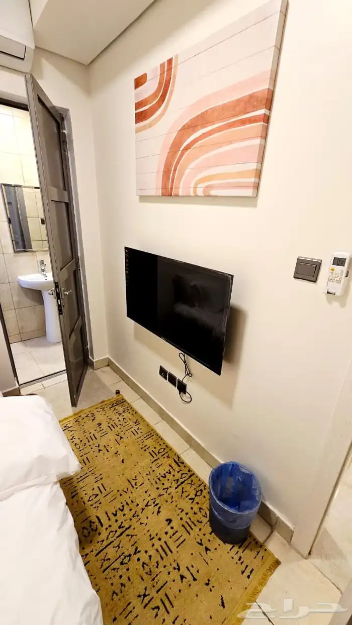 غرفه صغيره مع سطح مفروشه 1