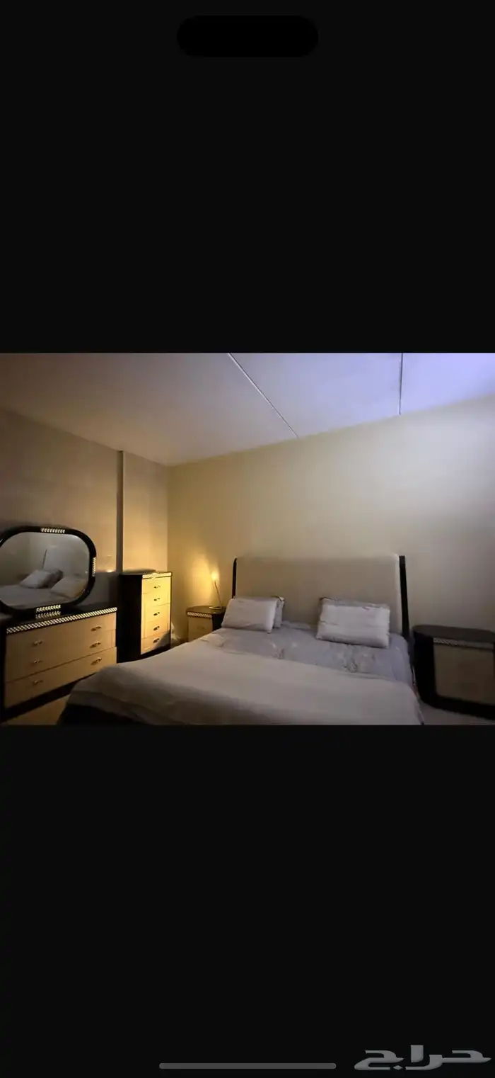 غرفة نوم مع مرايه ومدخل 0