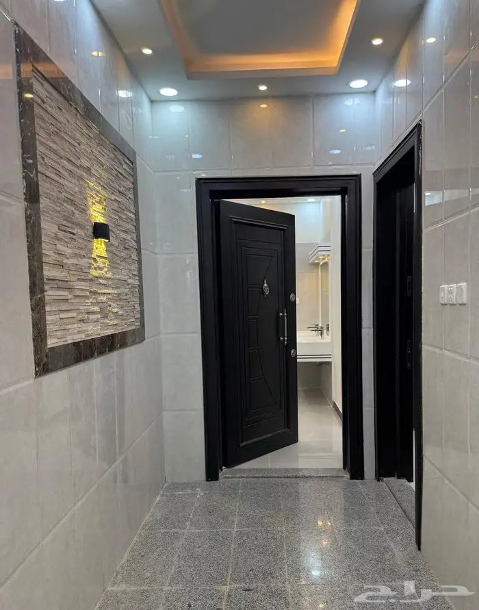 للبيع شقة 6 غرف كبيرة 590 الف بسطح خاص بالرانوناء 0