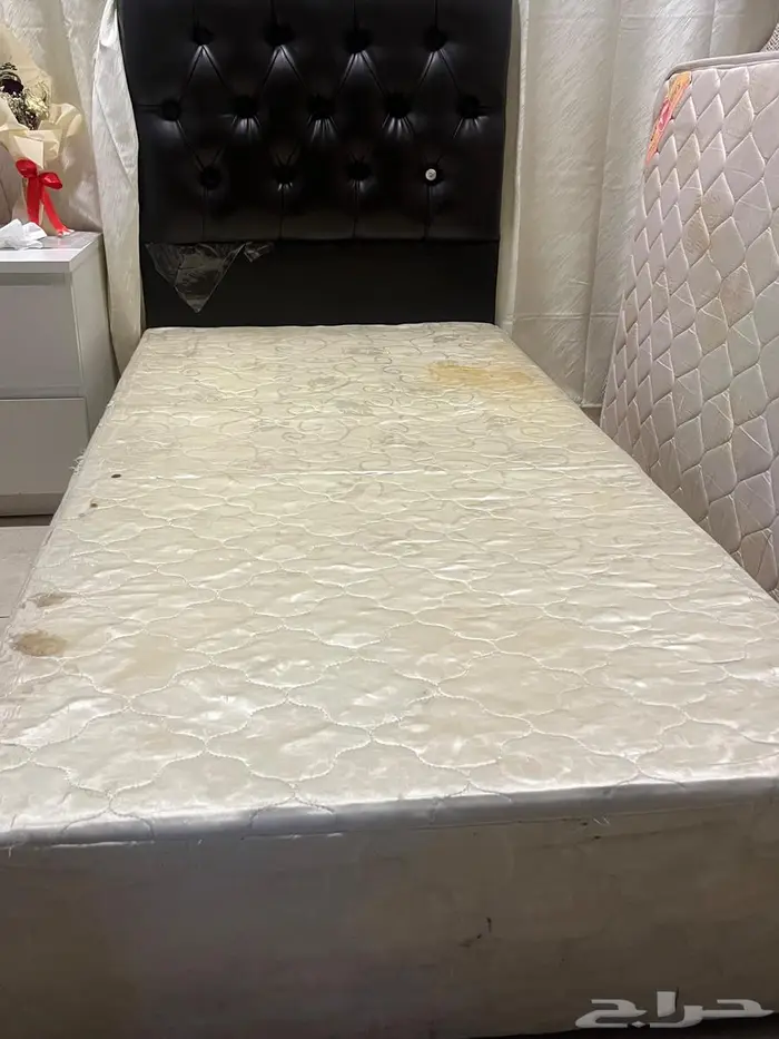 بيع طاوله مع اربعه خدمه  سرير خشب نفر  مغسلة القدمين 1