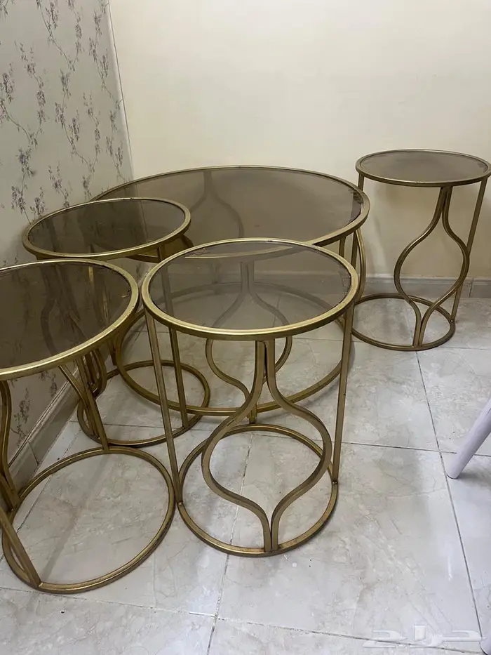 بيع طاوله مع اربعه خدمه  سرير خشب نفر  مغسلة القدمين 0