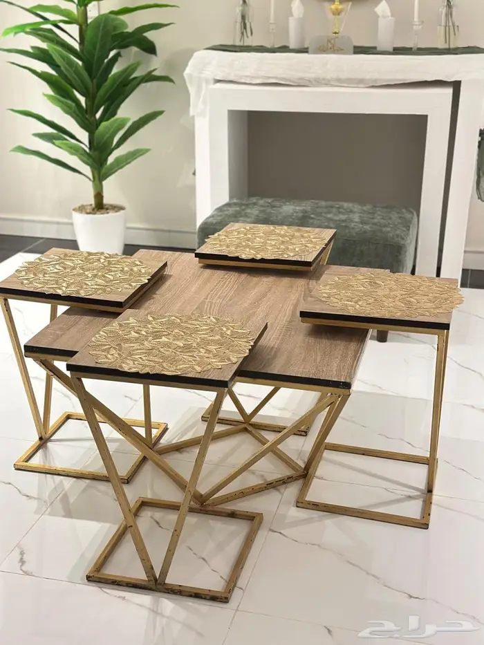 طاولات خدمة وطاولة كبيرة بالوسط للبيع جدة 1