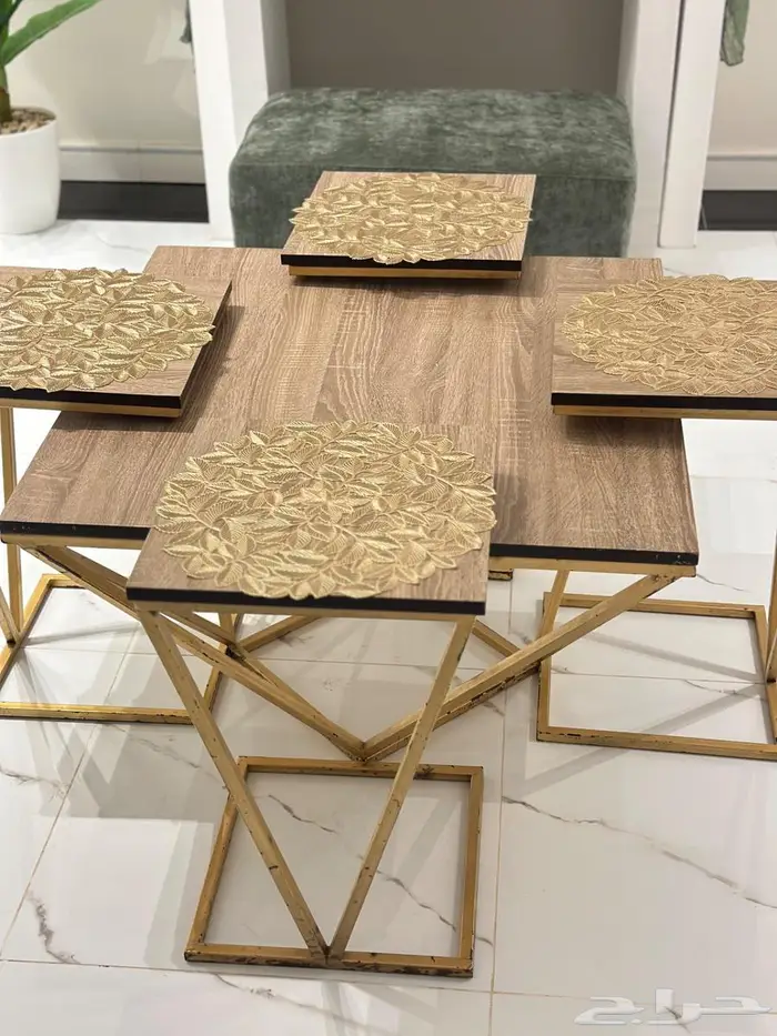 طاولات خدمة وطاولة كبيرة بالوسط للبيع جدة 2