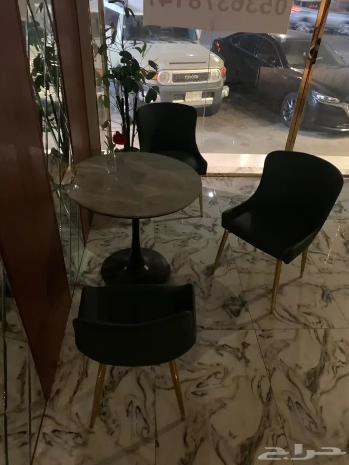 3 طاولات طعام لشخصين و4 طاولات 4 اشخاص 0