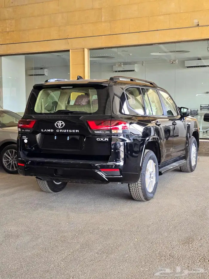 لاندكروزر جي اكس ار بنزين L2 أسود سعودي 2025 متوفر لدى الحسن 3