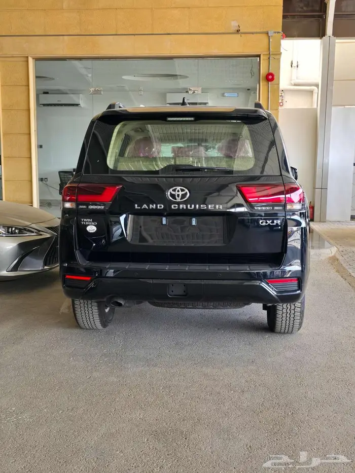 لاندكروزر جي اكس ار بنزين L2 أسود سعودي 2025 متوفر لدى الحسن 2