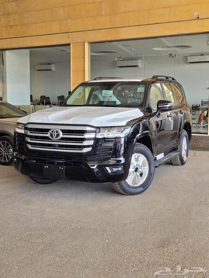 لاندكروزر جي اكس ار بنزين L2 أسود سعودي 2025 متوفر لدى الحسن 0