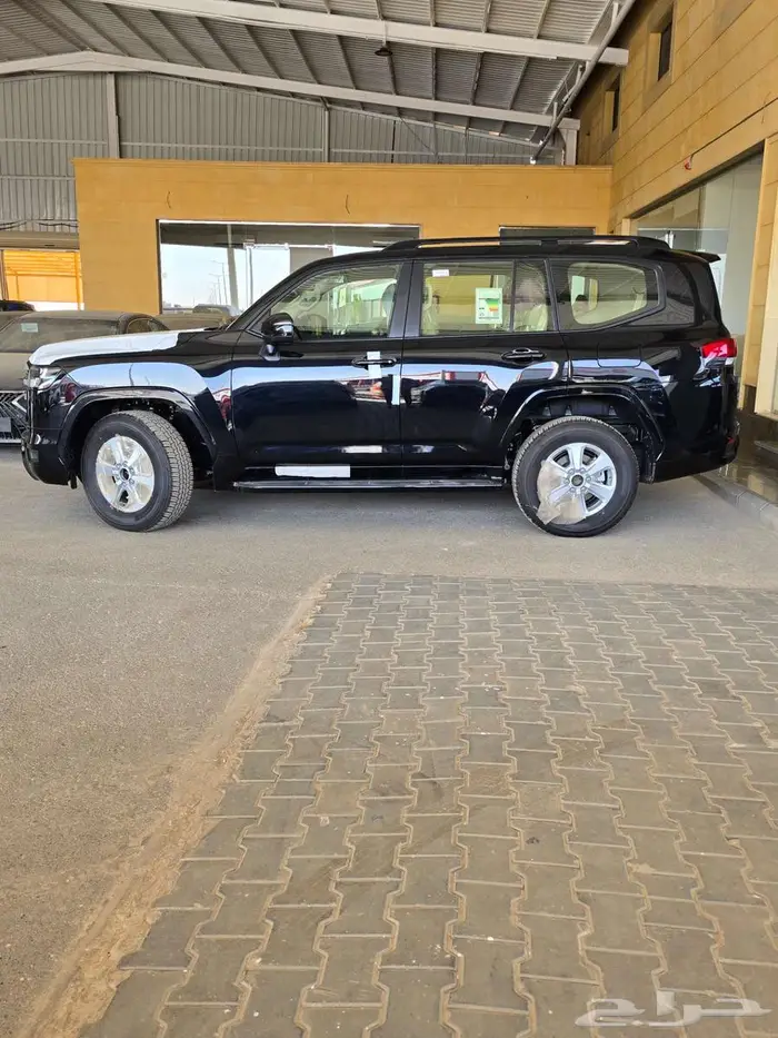 لاندكروزر جي اكس ار بنزين L2 أسود سعودي 2025 متوفر لدى الحسن 1