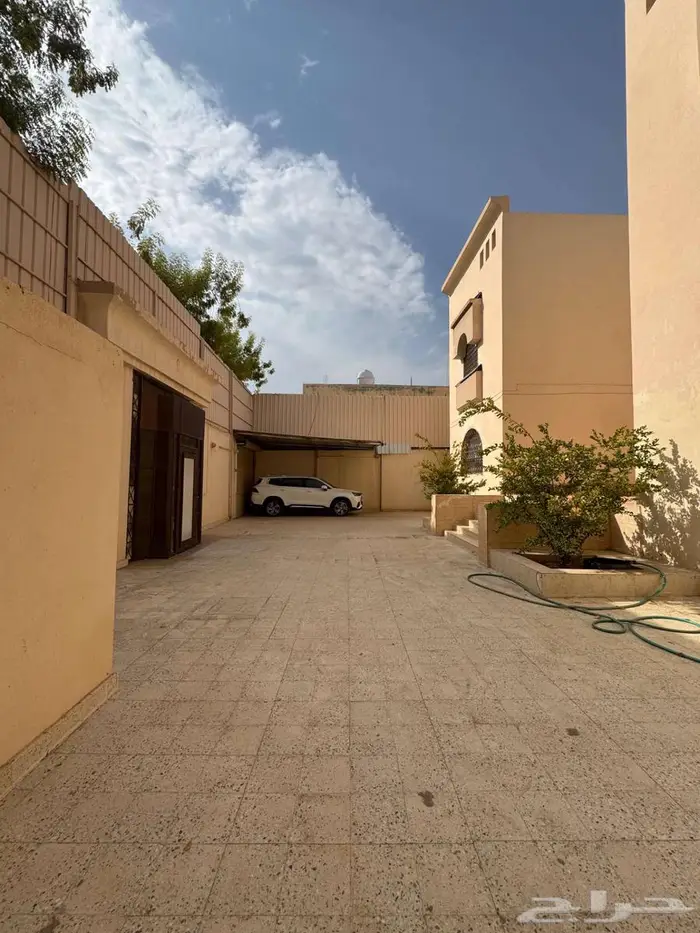 فلة مميزة غرب الأستاذ الرياضي بالقرب من الامام المسلم 1