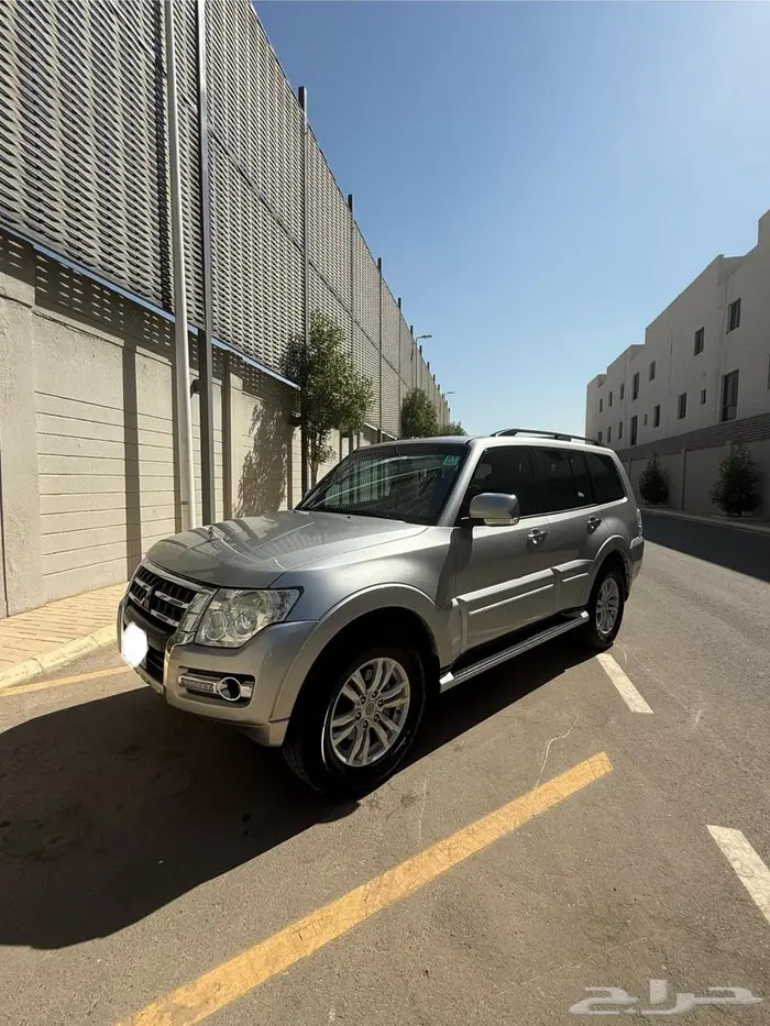 متسوبيشي باجيرو 2018 علامة ذهبية 3.8 خالي من الرش 2