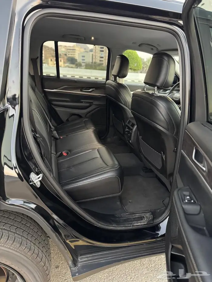 جيب جراند شيروكي ليميتد بلاك اديشن 7