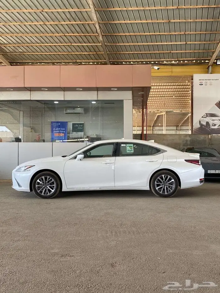 لكزس ES300 فئة AH هايبرد 2025ب174.900شامل لدى الفريدي 1