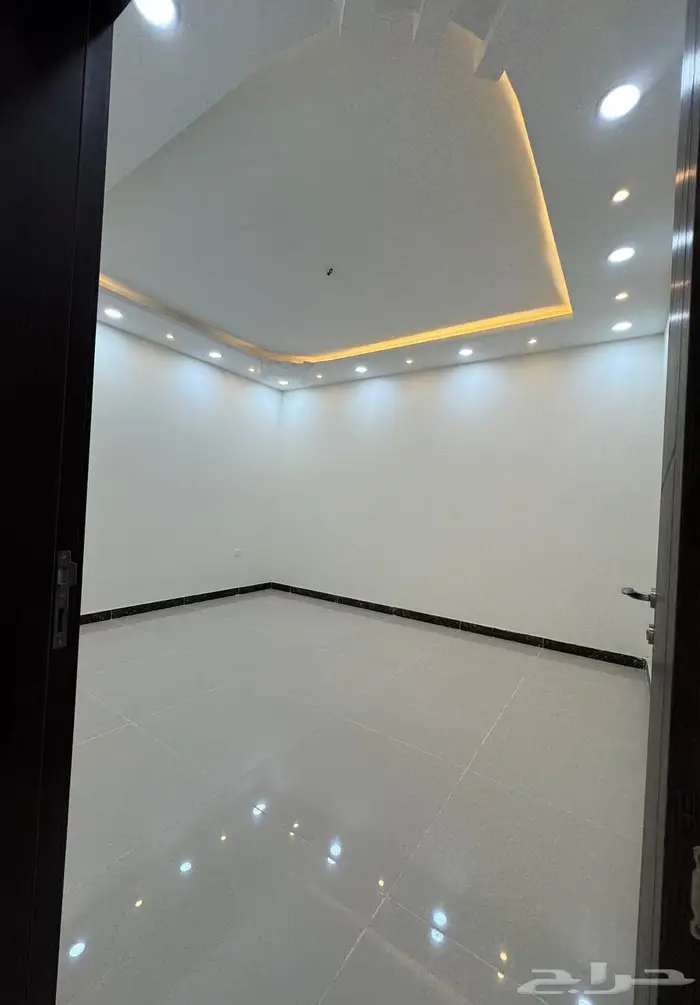 للبيع شقة 6 غرف كبيرة 590 الف بسطح خاص بالرانوناء 5