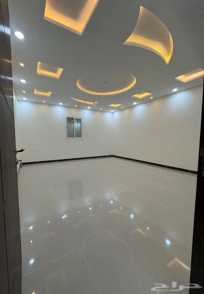 للبيع شقة 6 غرف كبيرة 590 الف بسطح خاص بالرانوناء 7