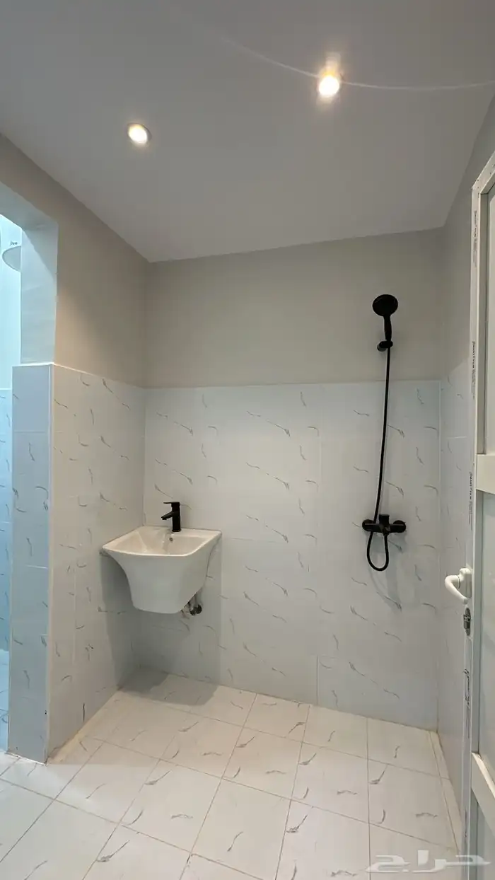 شقة (غرفه و صاله و دورة مياه) مؤثث جديد اول ساكن حي الحمراء 3