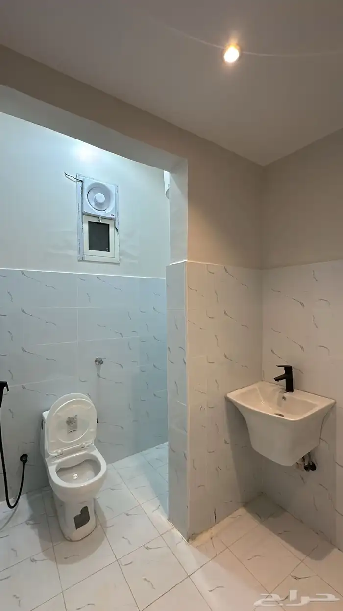 شقة (غرفه و صاله و دورة مياه) مؤثث جديد اول ساكن حي الحمراء 4