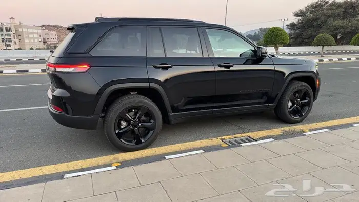 جيب جراند شيروكي ليميتد بلاك اديشن 2