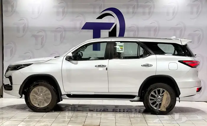 تويوتا فورتشنر VX3 بنزين 2025 3