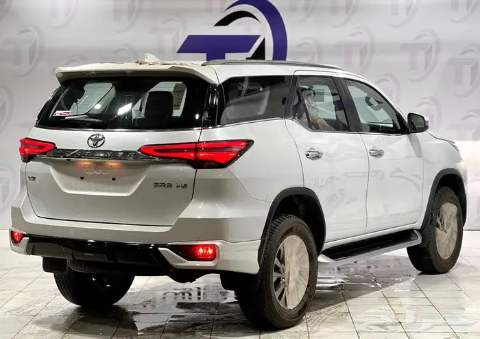 تويوتا فورتشنر VX3 بنزين 2025 4