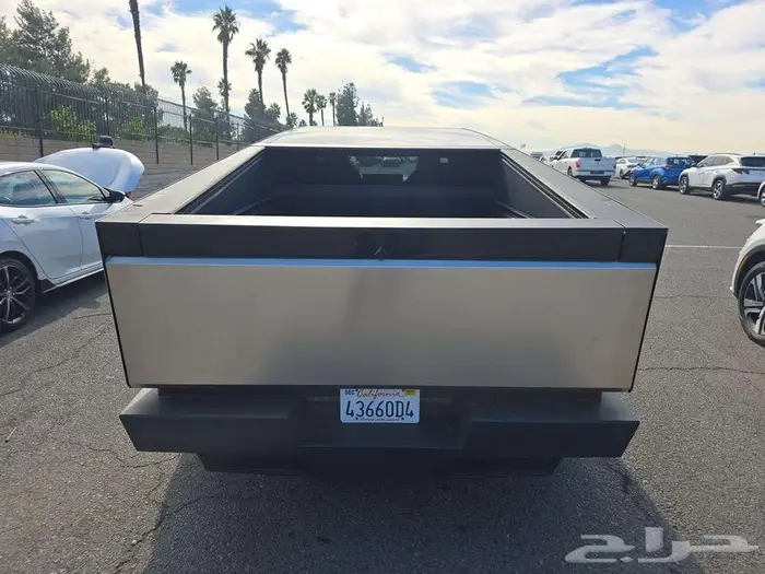 2024Tesla Cybertruck Crew Cab Medium Bed 5