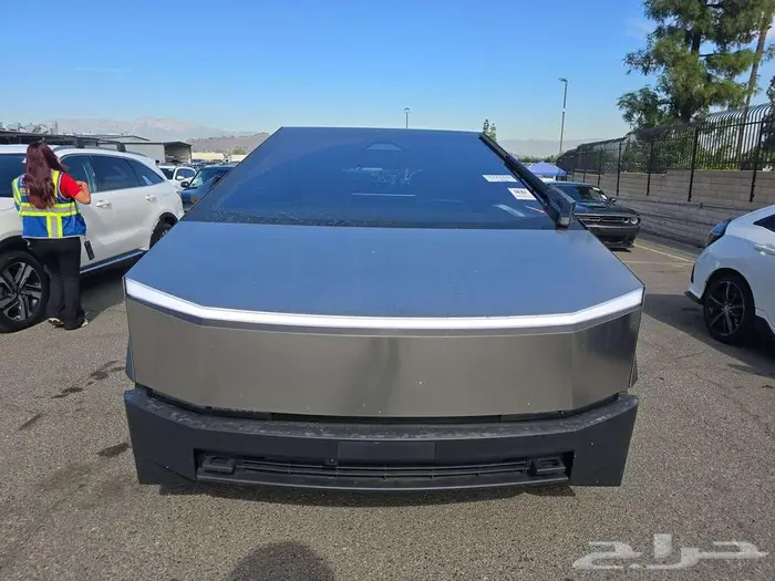 2024Tesla Cybertruck Crew Cab Medium Bed 3