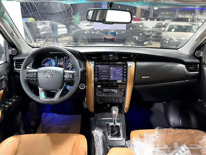 تويوتا فورتشنر VX3 بنزين 2025 9