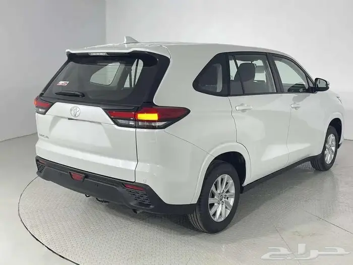 تويوتا انوفا بنزين موديل 2024 13