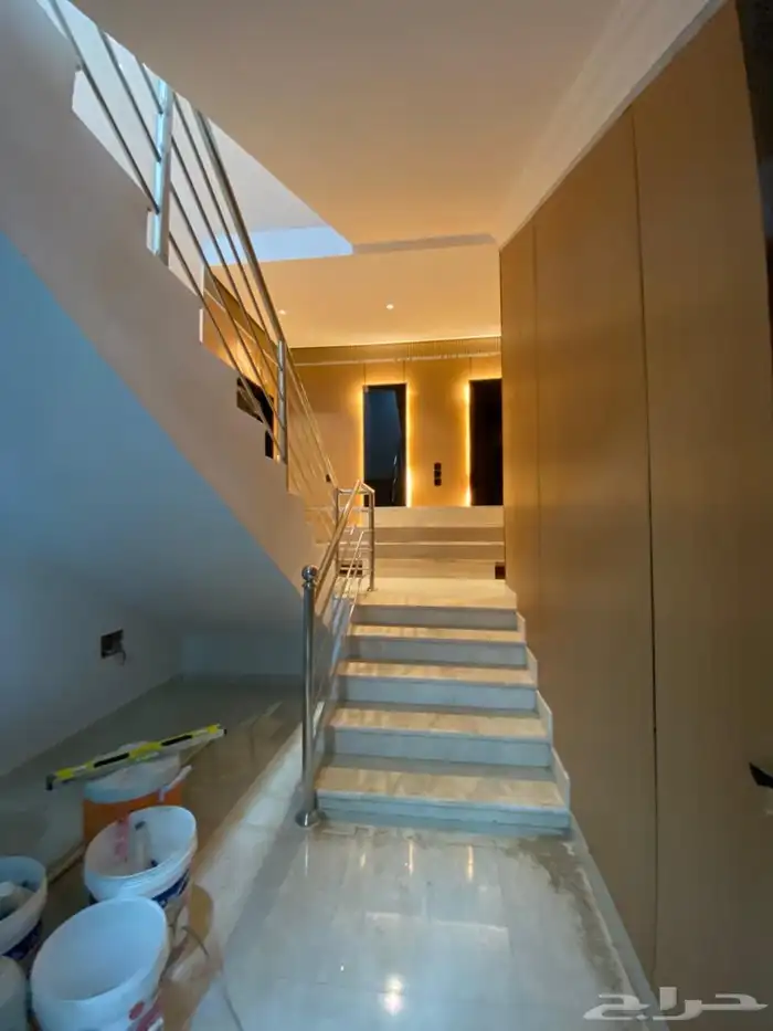 ادوار فاخرة بمساحه واسعه وسطوح مستقل بحى المطار 1