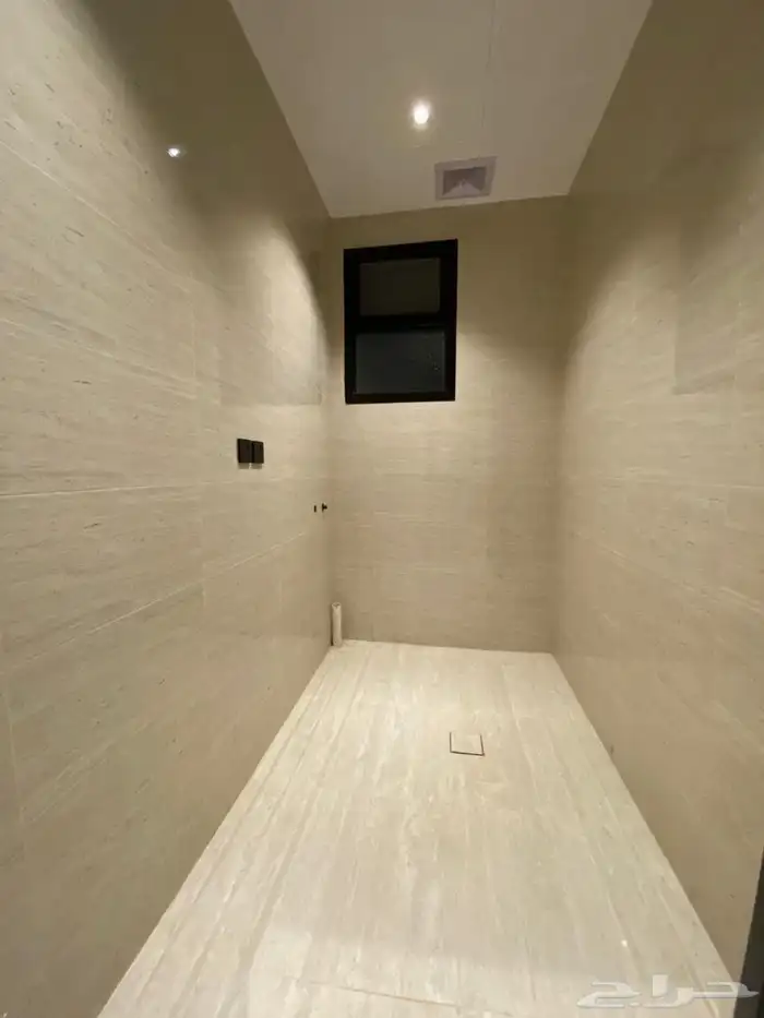 ادوار فاخرة بمساحه واسعه وسطوح مستقل بحى المطار 7