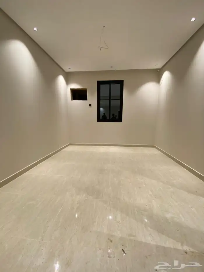 ادوار فاخرة بمساحه واسعه وسطوح مستقل بحى المطار 5